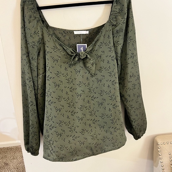 Lush Tops - NWOT Lush woman’s plus size green with black detail on or off shoulder front bow